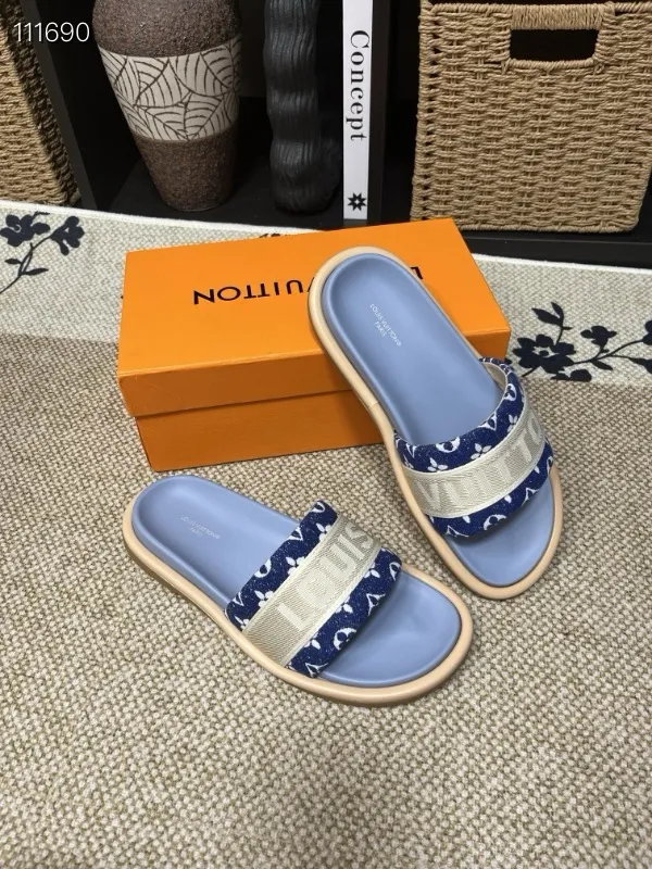 P320💰[New model] Long-term availability, 2025 new model, couple model [LOUlS VUlTTON] comes with drawer box, bag, card, invoice "Louis Vuitton ~ unique modern sandals. 》LV counter purchasing 🏃Men's and women's casual slippers, sold at the same time at the counter, the original old flower material upper is soft and comfortable, (refuses to discolor and rub the feet) sole: original factory special combination original sole, code number: 35--46 4 multiple colors 🉑️ to choose from